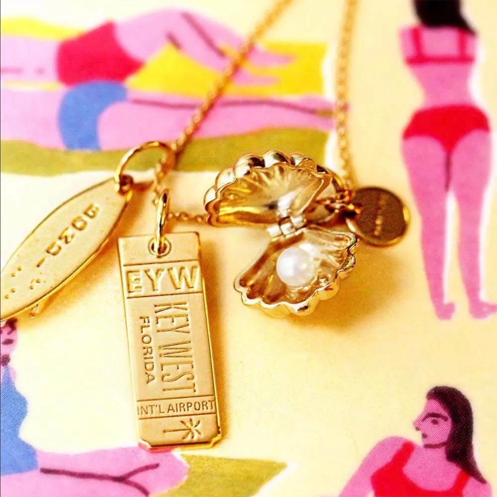 Clamshell Charm Gold