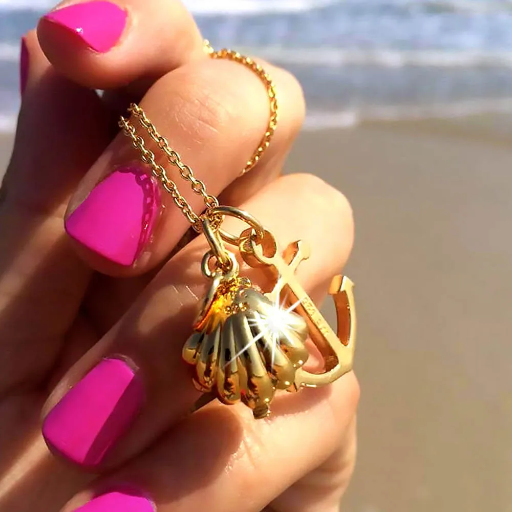 Clamshell Charm Gold