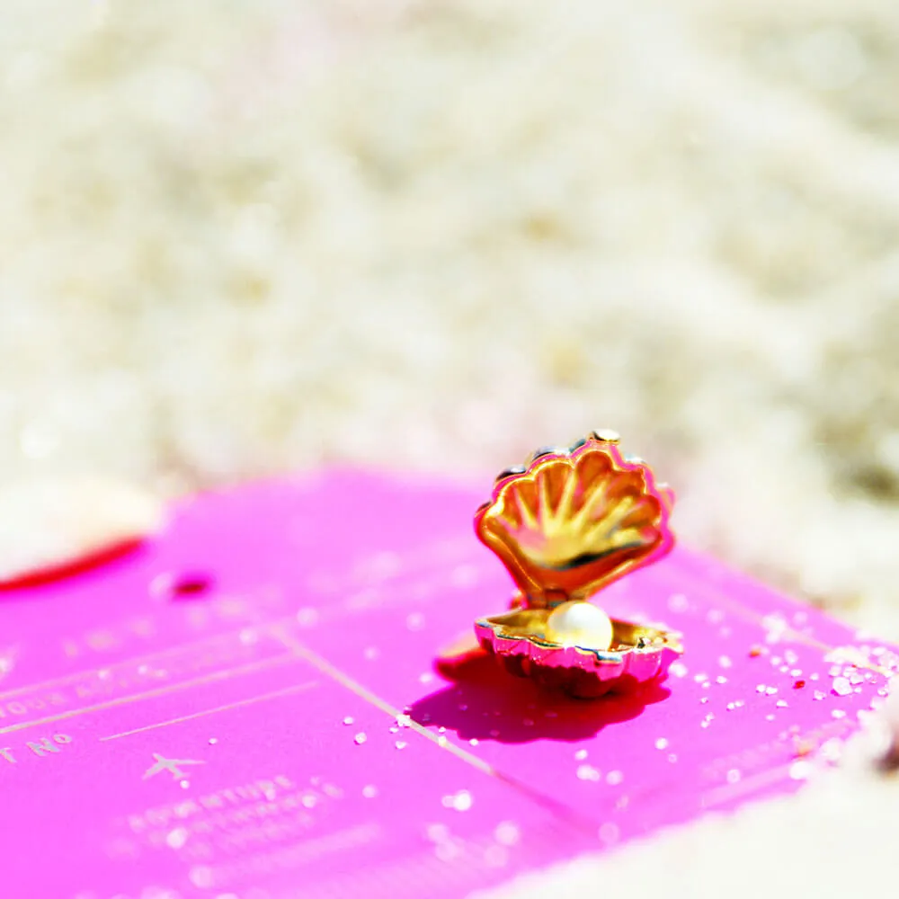 Clamshell Charm Gold